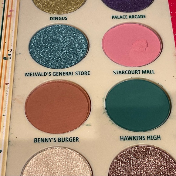 M·A·C X STRANGER THINGS Hawkins Class of 1986 Eye Palette - Picture 13 of 15